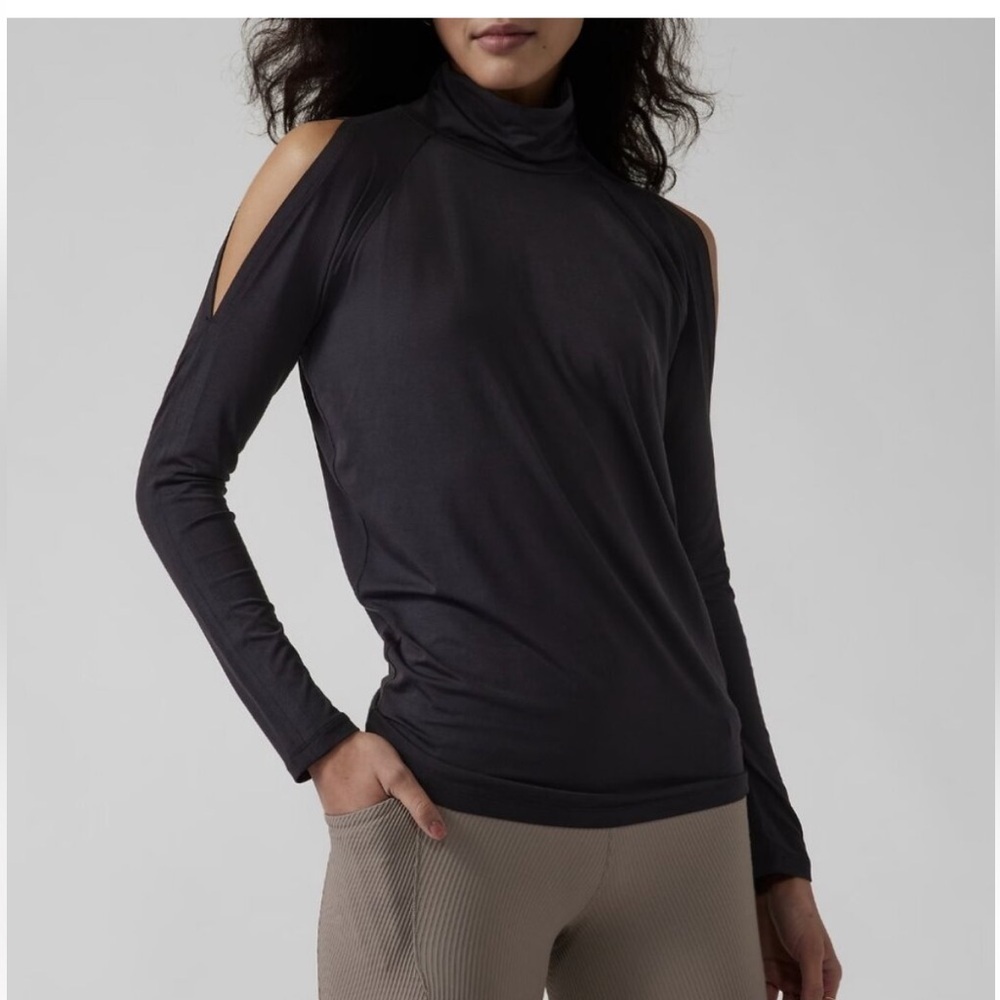 Athleta women’s cold shoulder turtleneck long sleeve black top size M preloved